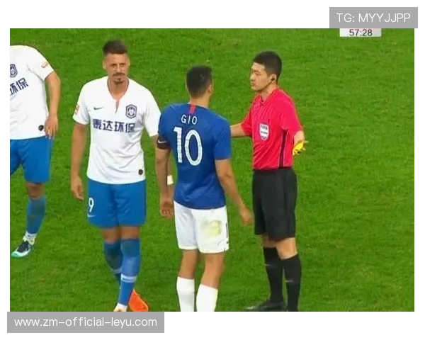 球衣被撕破,球员用胶带缠上继续踢,球衣胶印脱落 球衣被撕破,球员用胶带缠上继续踢,球衣胶印脱落